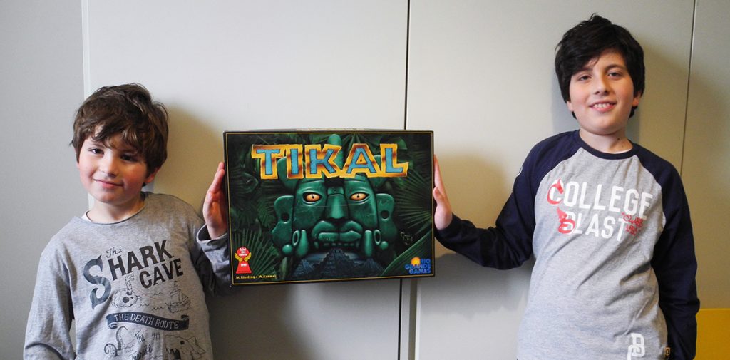 La scatola del gioco Tikal retta da Davide e Lorenzo