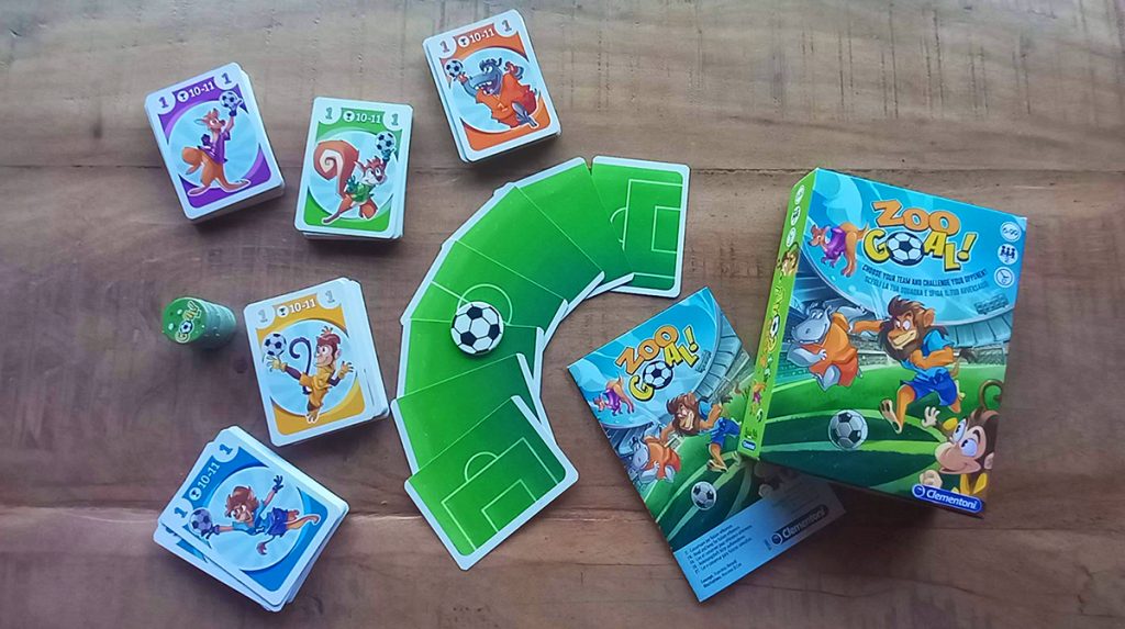 La scatola e il materiale di gioco - mazzi di carte delle squadre, carte per comporre il campo da calcio, token per i goal e pallone - di Zoo Goal Clementoni