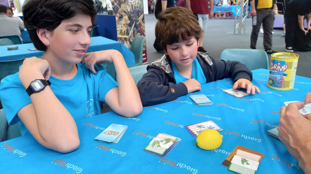 Play 2022 - partita a Shrimp; al centro del tavolo il limone da schiacciare