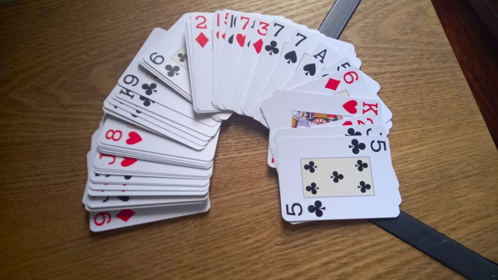 Un mazzo di carte francesi, il tipo di carte che occorre per giocare a Pinnacolo