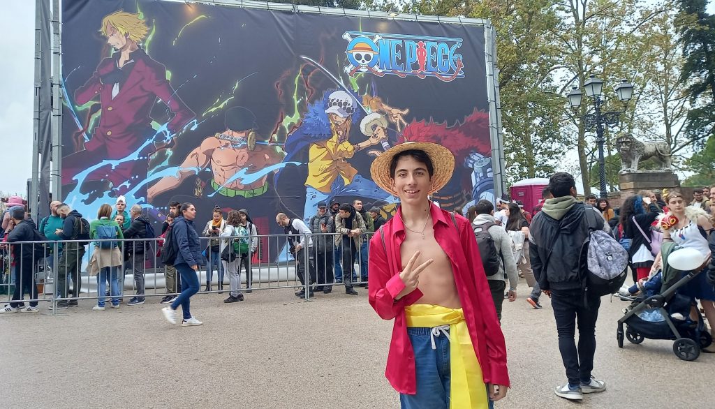 Davide vestito da Luffy davanti allo stand di One Piece