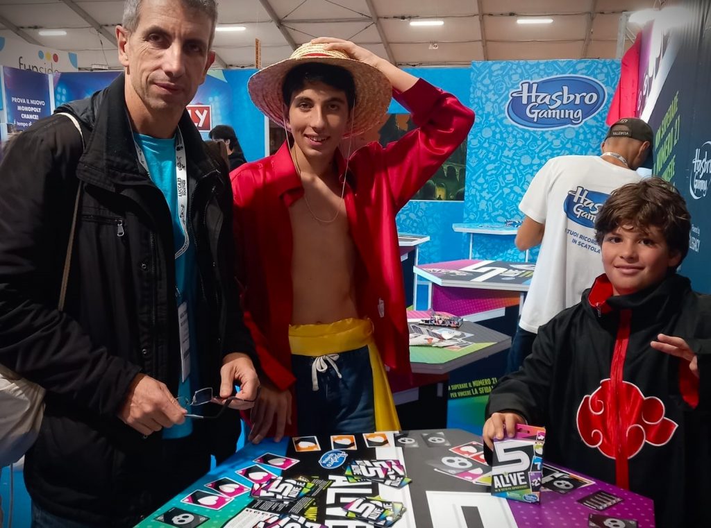 Davide, Lorenzo e Carlo al tavolo da gioco di 5 Alive della Hasbro Gaming