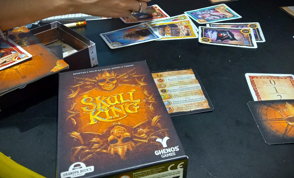 Scatola e carte di Skull King, della Ghenos Games