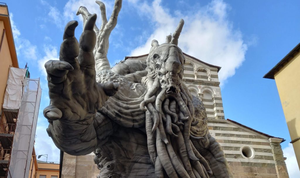 Gigantesca statua di Cthulhu a Piazza San Giusto