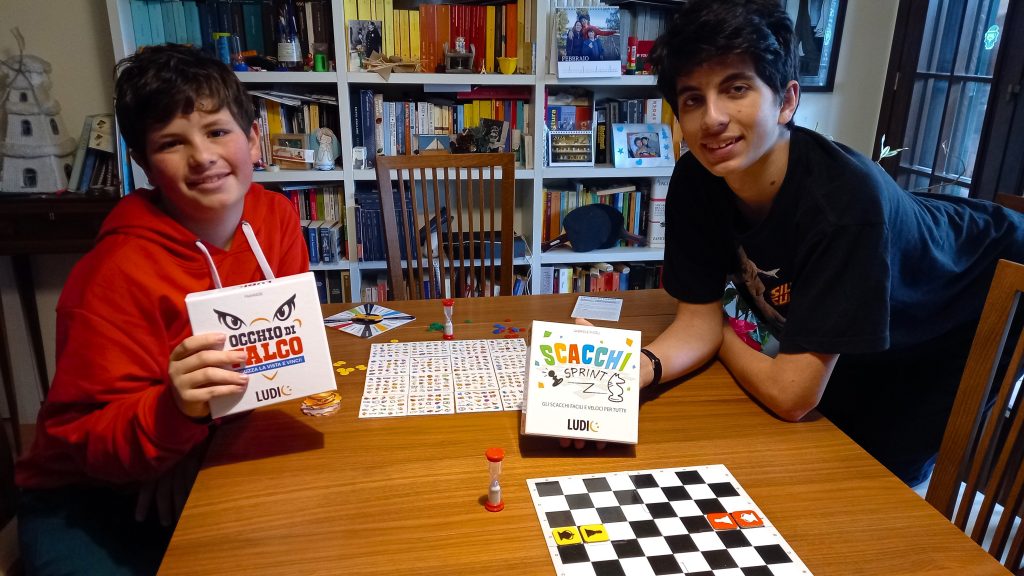 Davide e Lorenzo con le scatole dei giochi Occhio di Falco e Scacchi Sprint